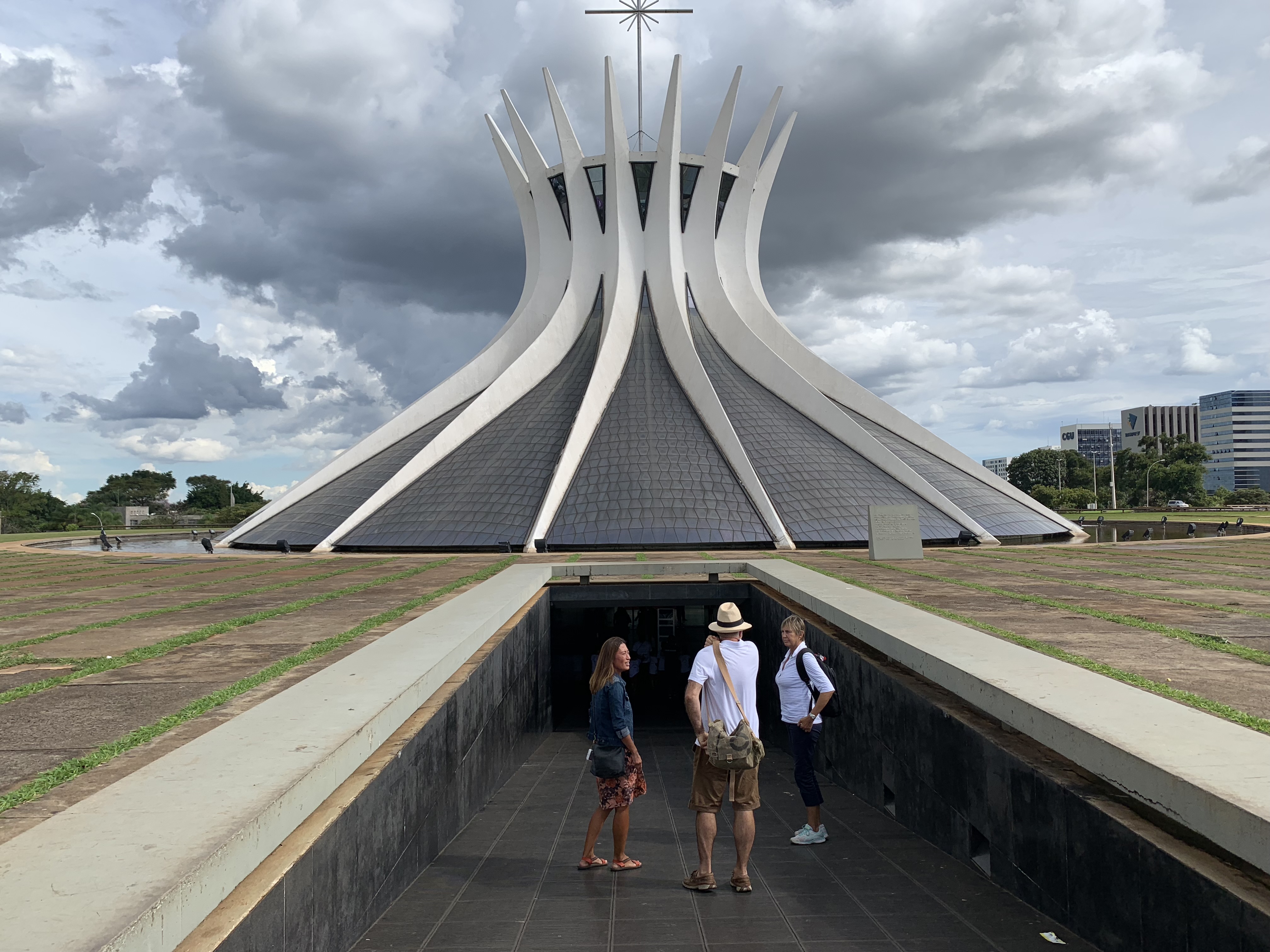 Entrando na Catedral Metropolitana (Catedral Metropolitana) de Oscar Niemeyer — as dezesseis colunas curvas de concreto se elevam como mãos em oração