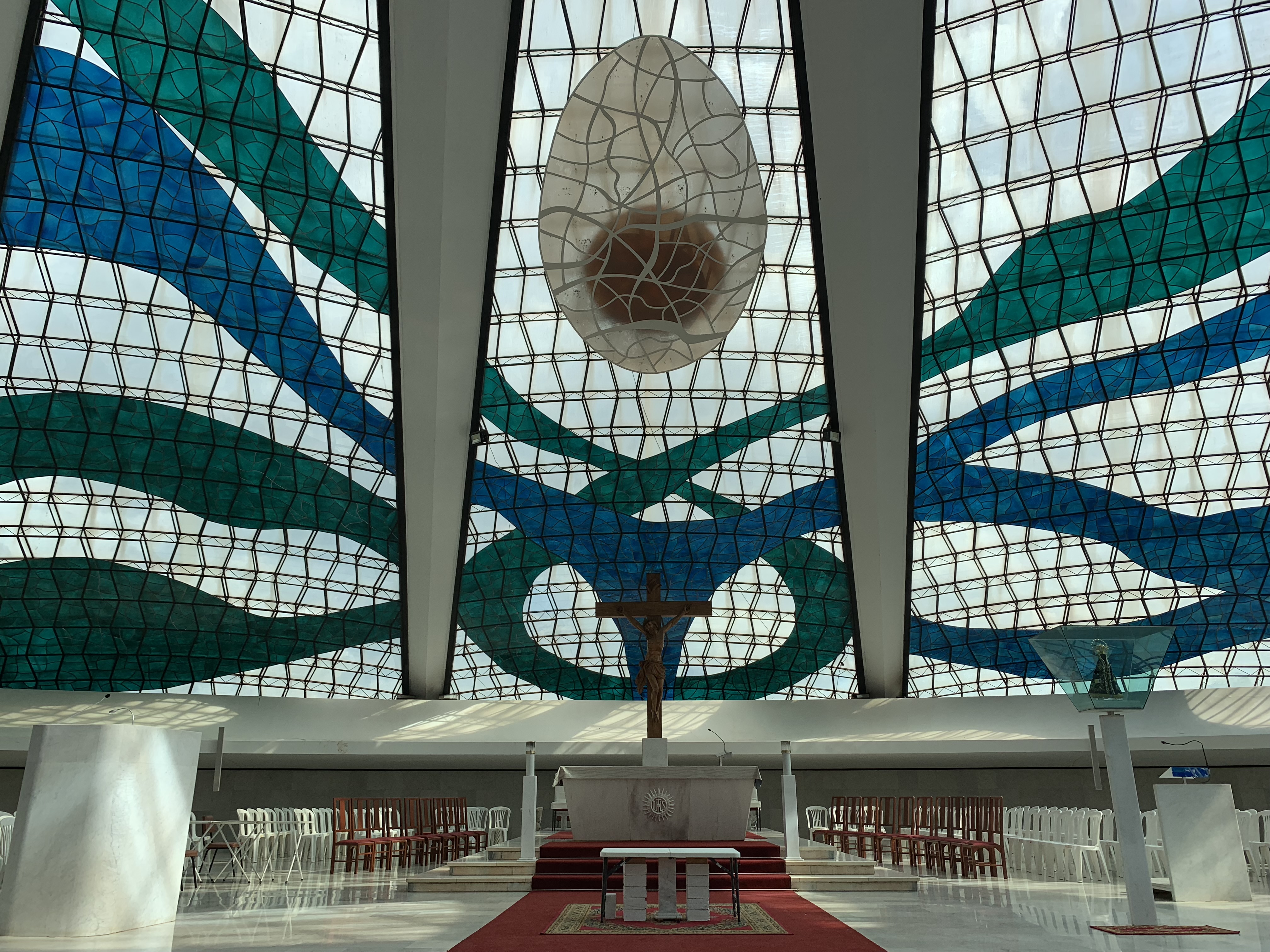 O teto de vitrais da Catedral Metropolitana pela artista Marianne Peretti — tons de azul e verde inundam o interior de luz