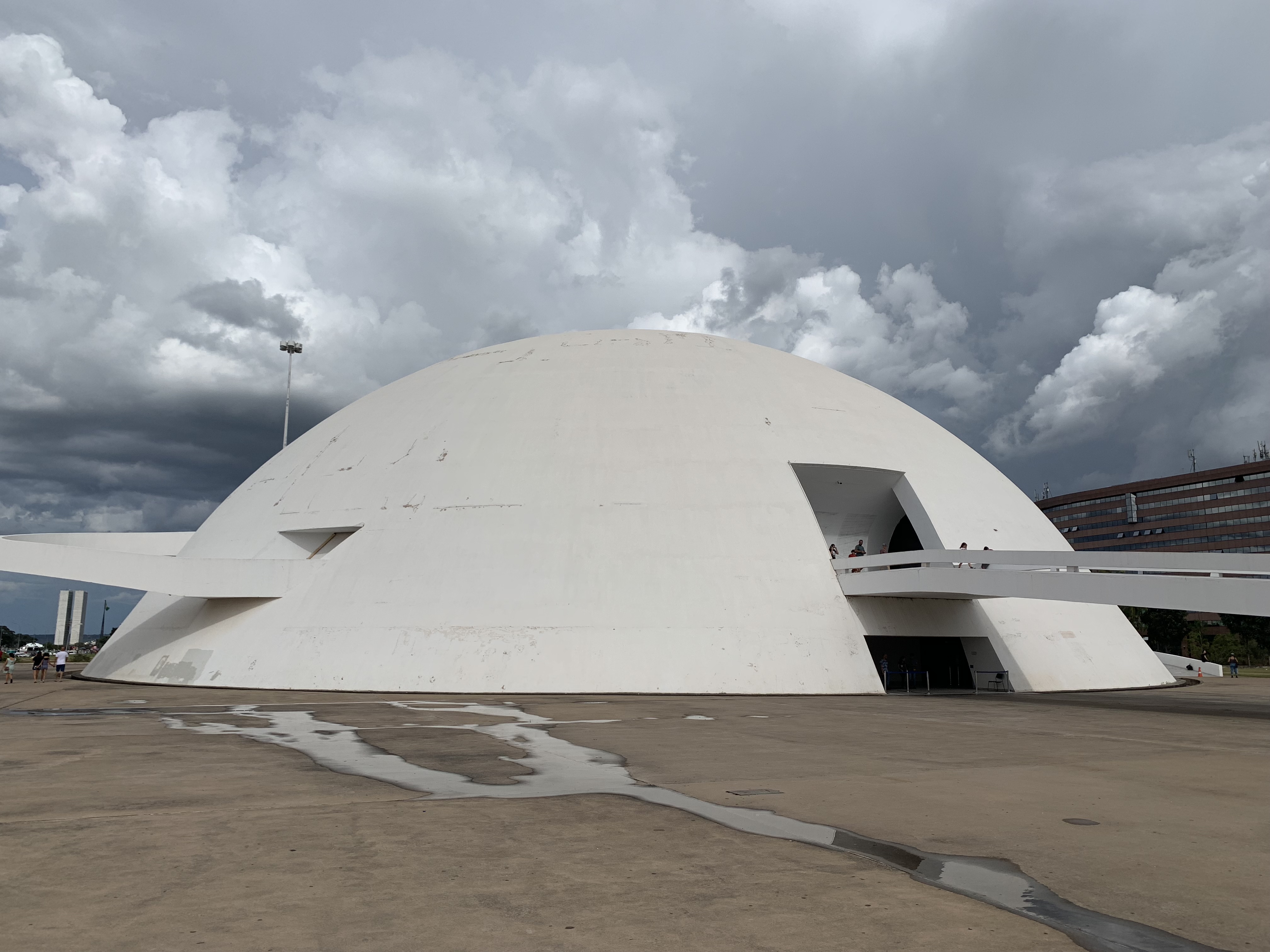 O Museu Nacional (Museu Nacional do Brasil) de Niemeyer — uma cúpula de 28 metros no Eixo Monumental