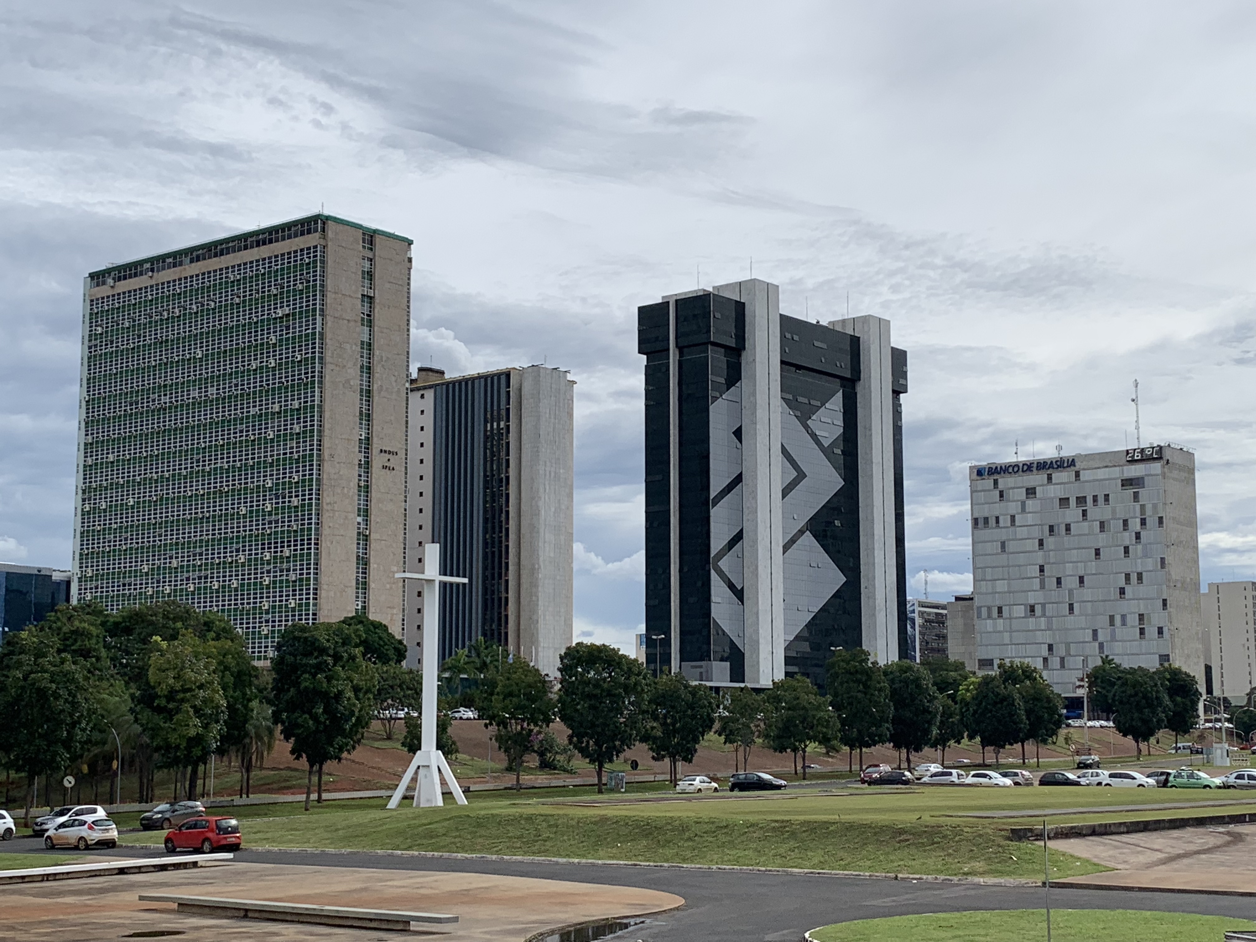 O setor bancário (Setor Bancário) ao longo do Eixo Monumental — torres modernistas projetadas dentro da mesma malha urbana