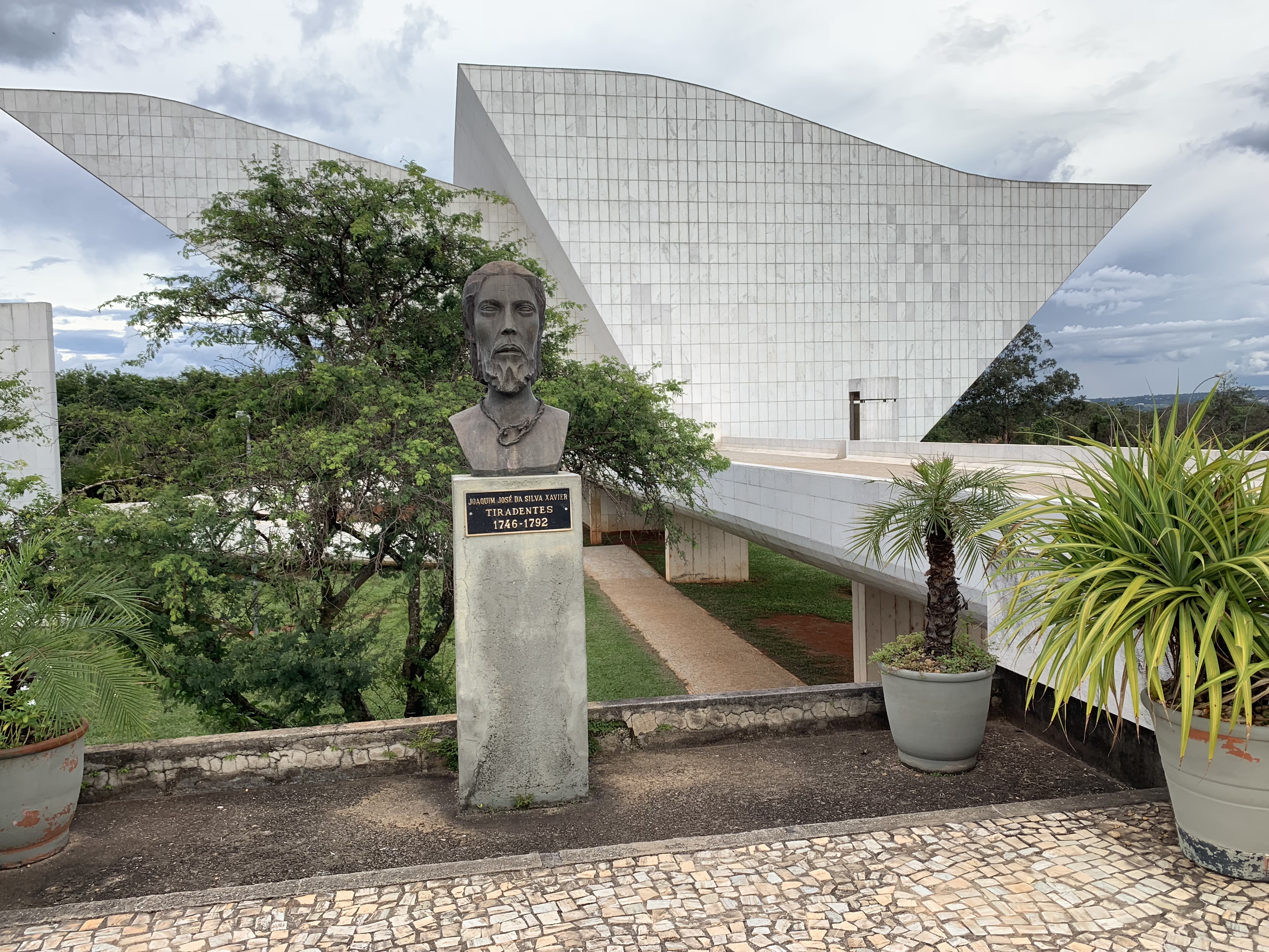 Busto de Tiradentes (1746–1792) em frente ao Panteão da Pátria (Panteão Nacional) de Niemeyer