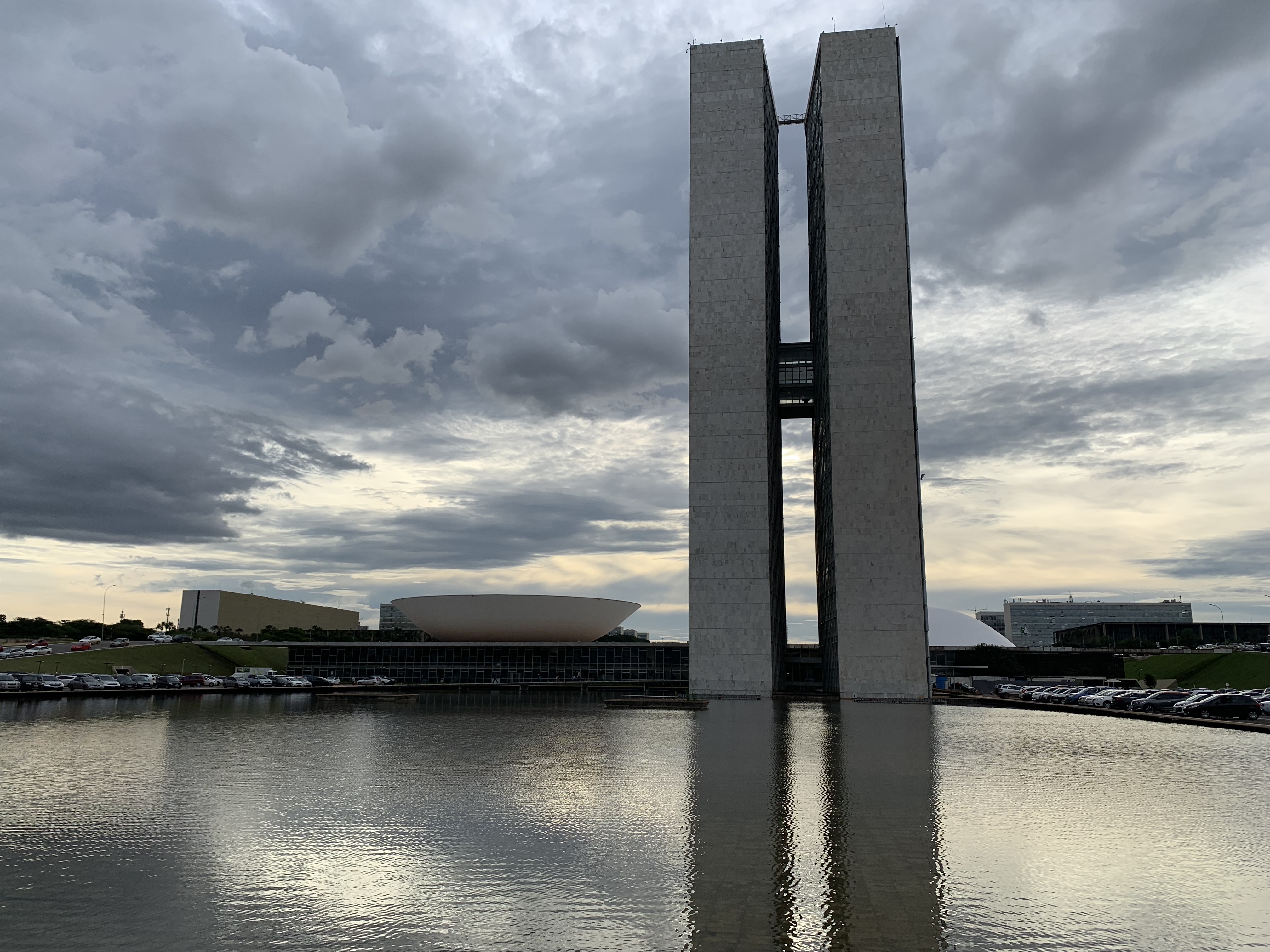As torres gêmeas do Congresso Nacional refletidas ao entardecer no Espelho d'Água