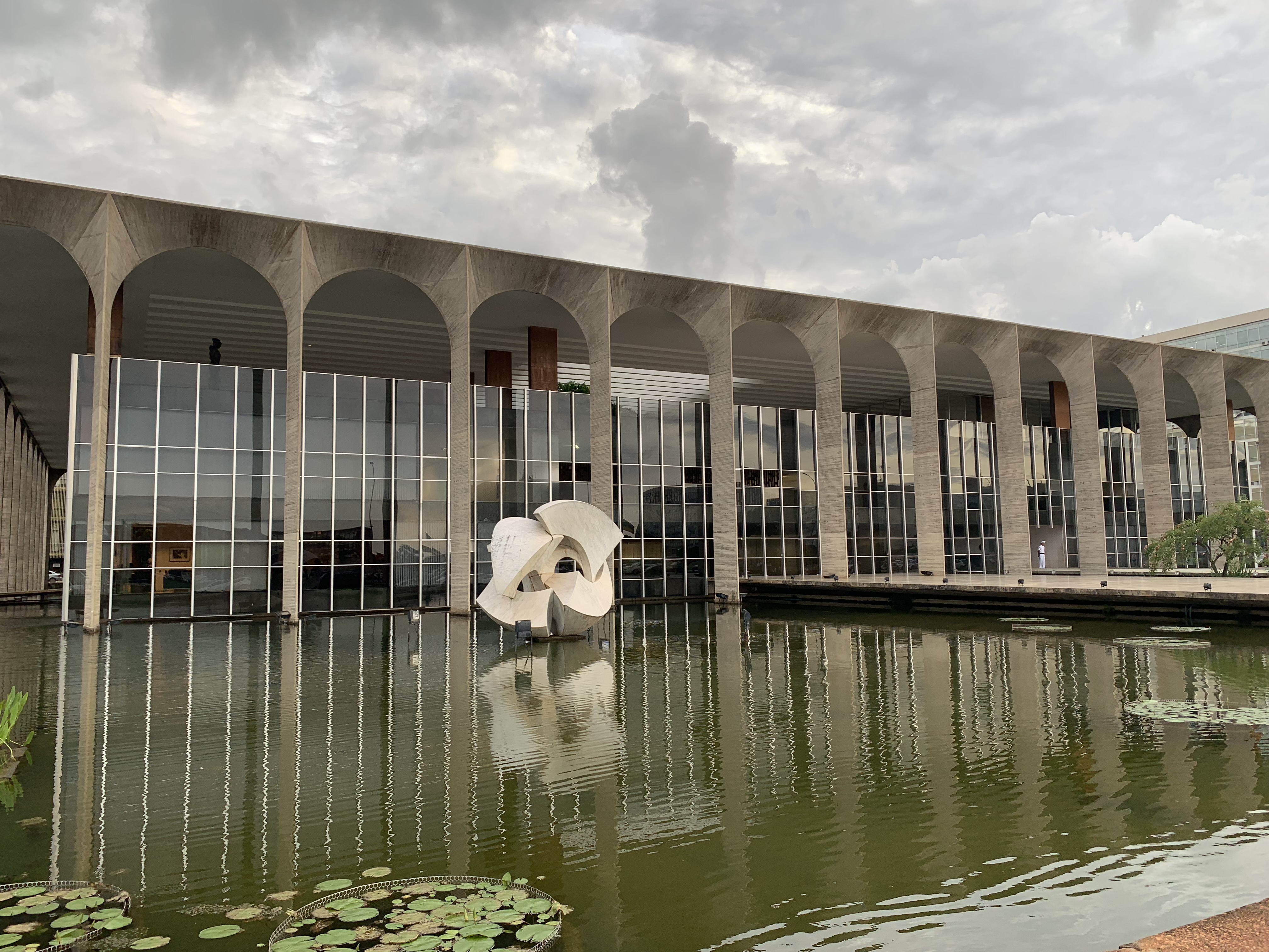 O Palácio do Itamaraty (Ministério das Relações Exteriores) com a escultura 'Meteoro' de Bruno Giorgi no espelho d'água