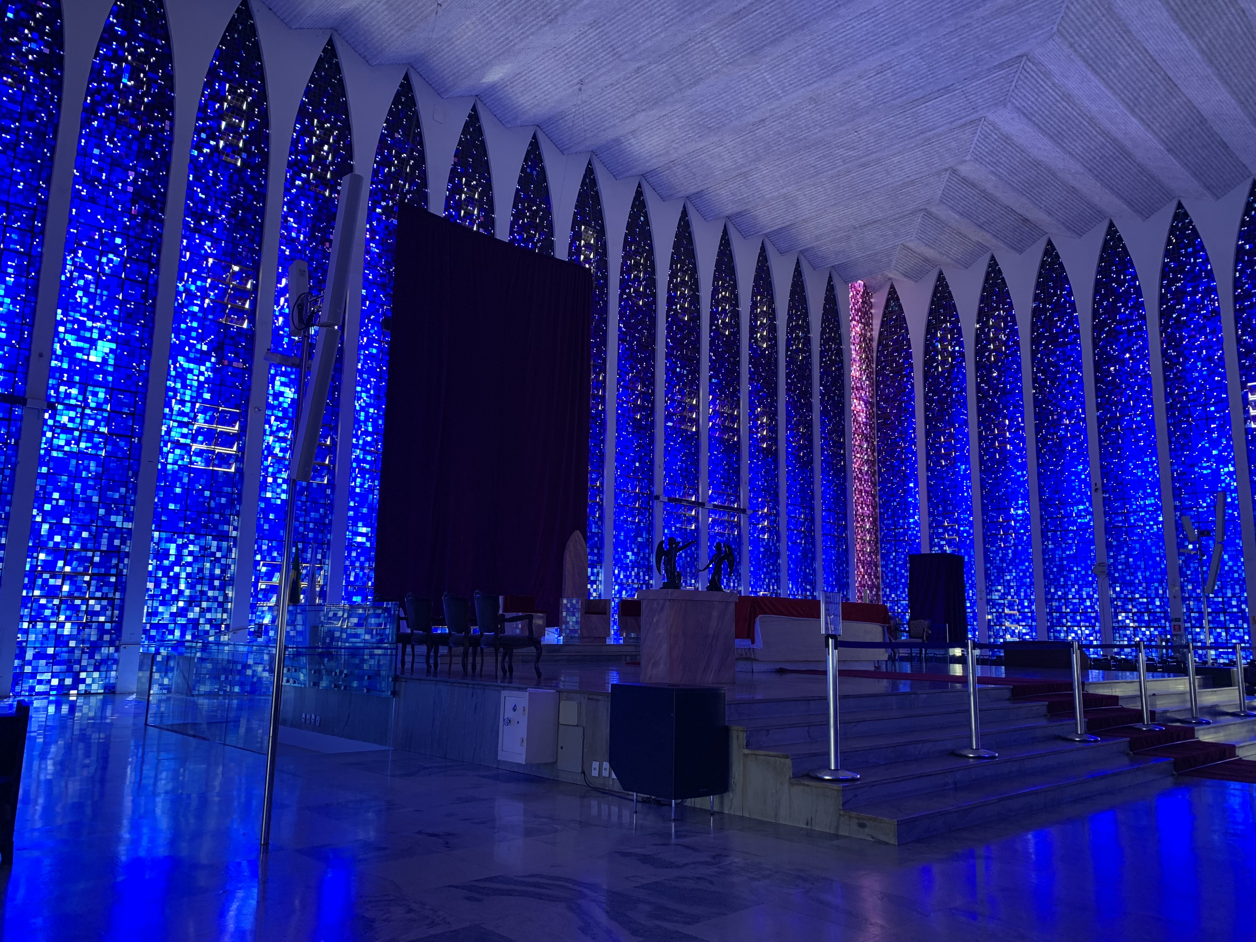 Interior do Santuário Dom Bosco — 12.000 peças de vidro de Murano azul brilham contra a noite