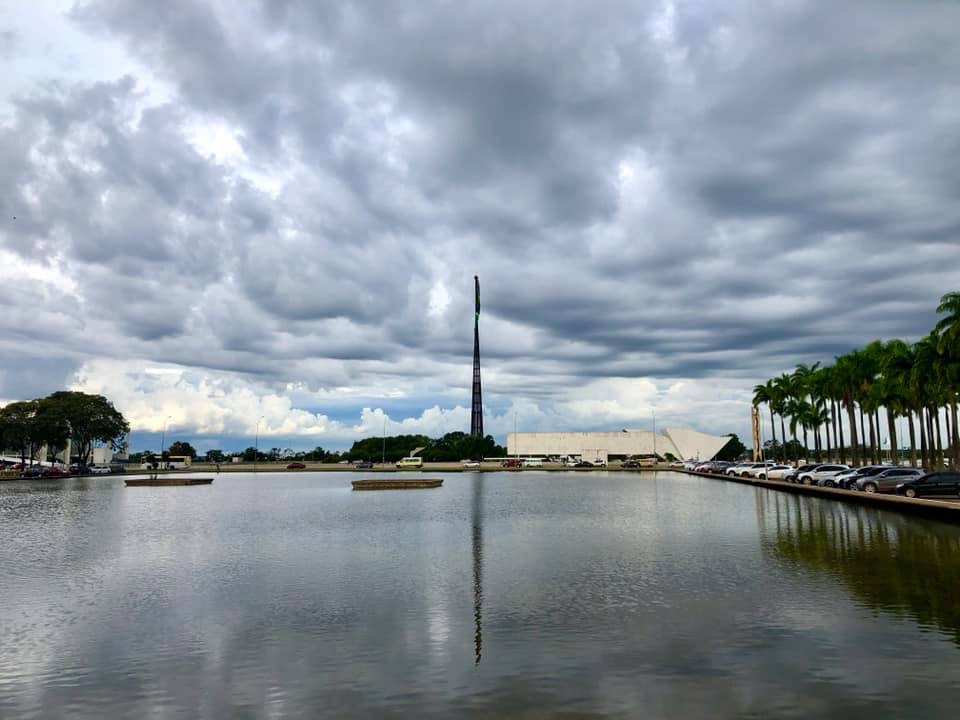 O espelho d'água da Praça dos Três Poderes com o mastro da bandeira brasileira