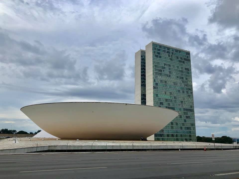 A tigela côncava da Câmara dos Deputados (Câmara dos Deputados) e a torre do Congresso
