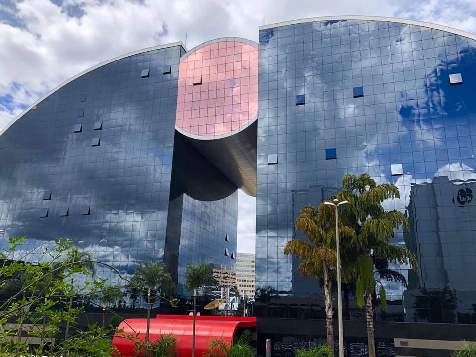 Um marcante edifício modernista com fachada de vidro curvo no distrito comercial de Brasília