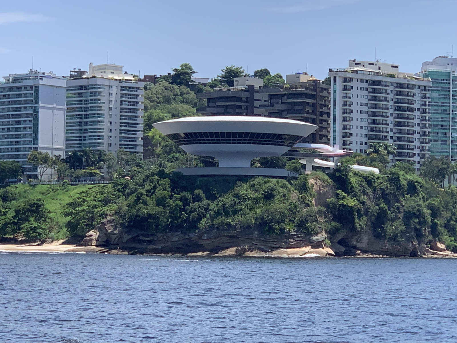 Museu de Arte Contemporânea de Niterói visto da Baía de Guanabara