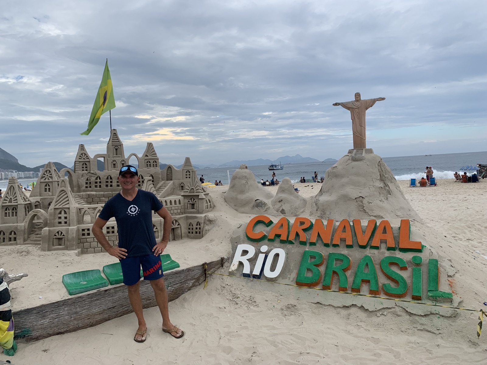 Francesco diante da escultura de areia do Carnaval Rio Brasil em Copacabana