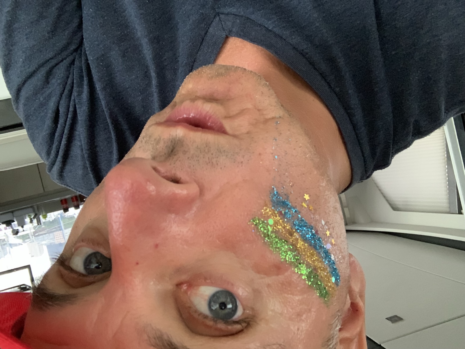 Francesco com glitter de Carnaval no rosto