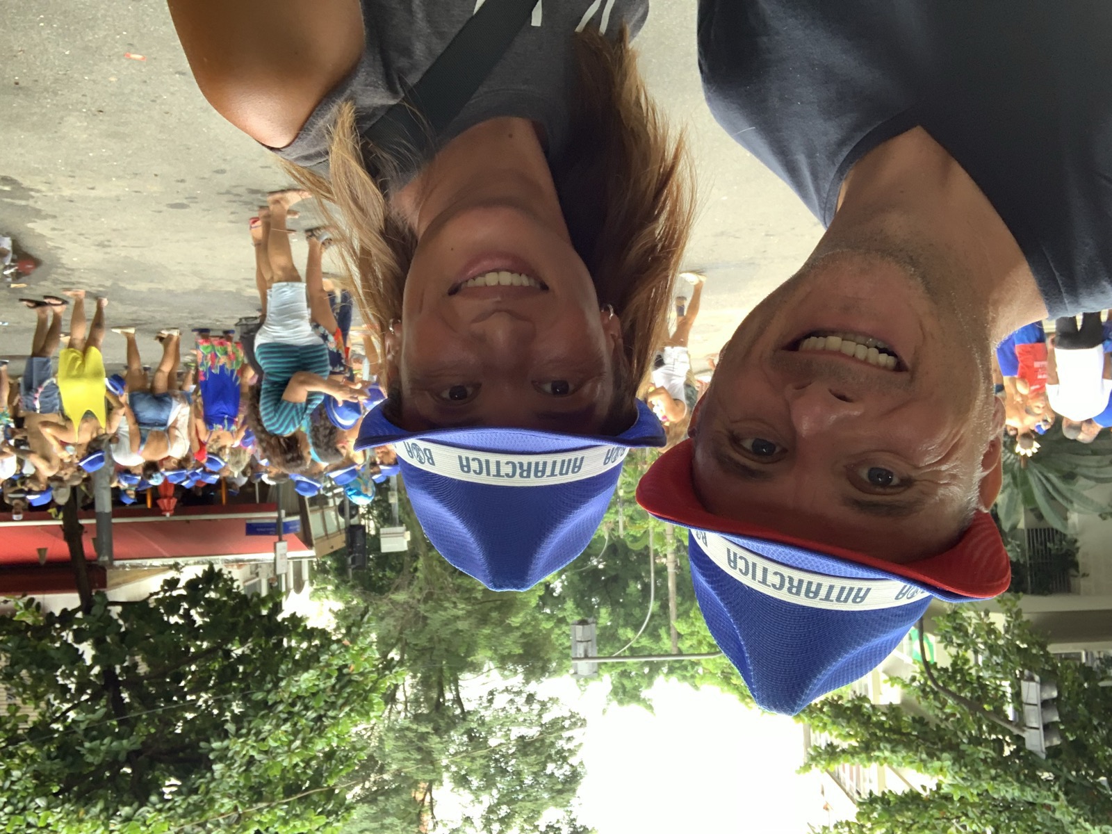 Francesco e Yuka usando chapéus de cerveja Antarctica num bloco do Carnaval do Rio