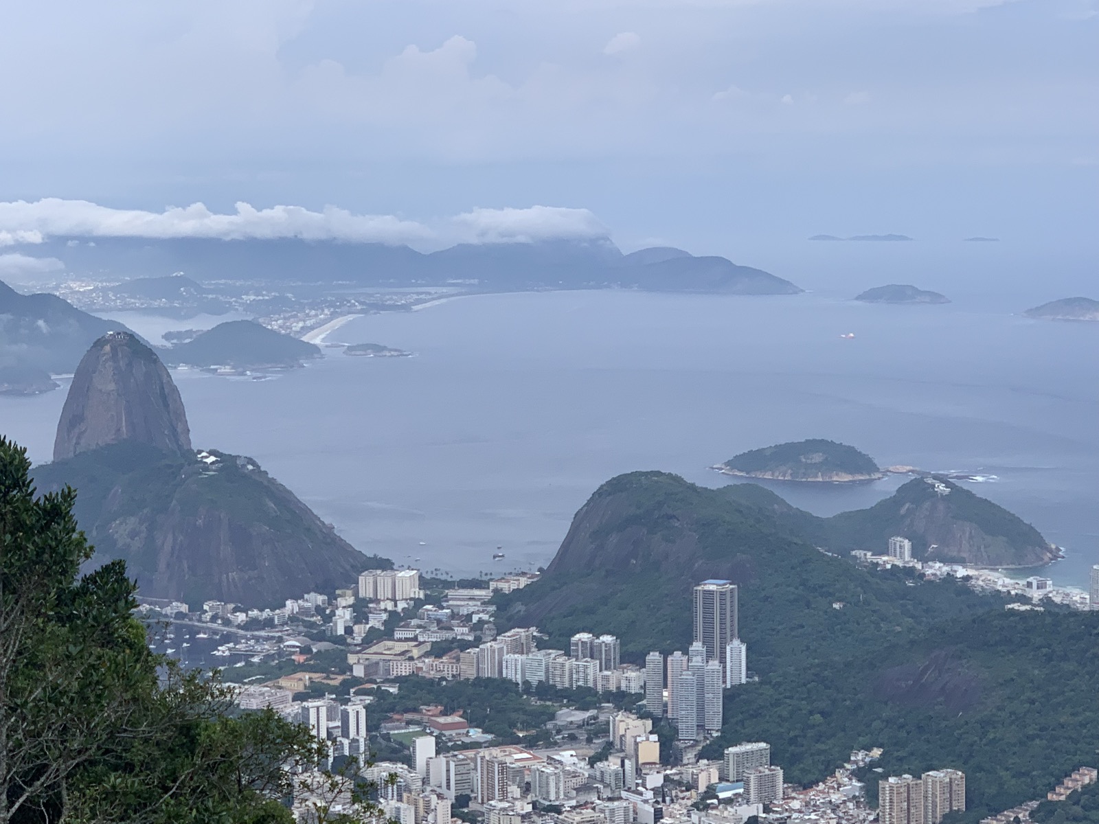 Vista panorâmica do Corcovado mostrando o Pão de Açúcar e a Baía de Guanabara