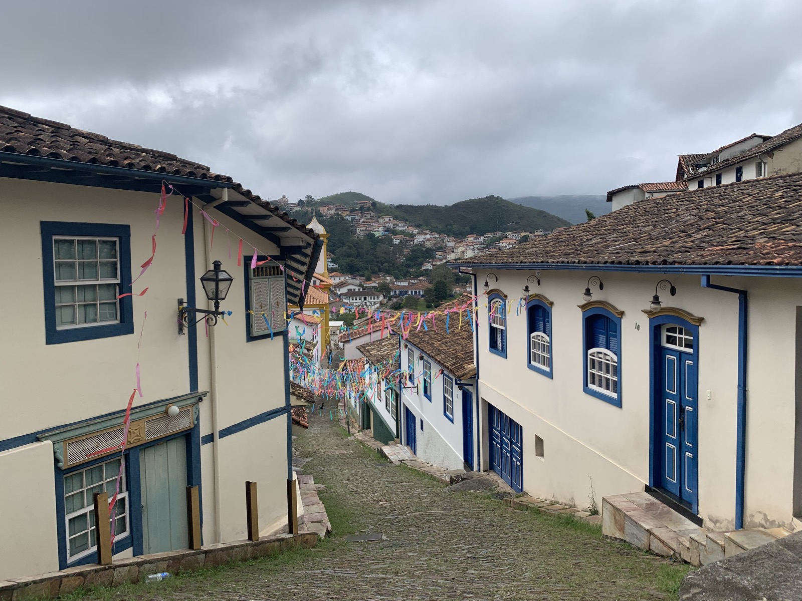 Rua de paralelepípedo em Ouro Preto com serpentinas de Carnaval