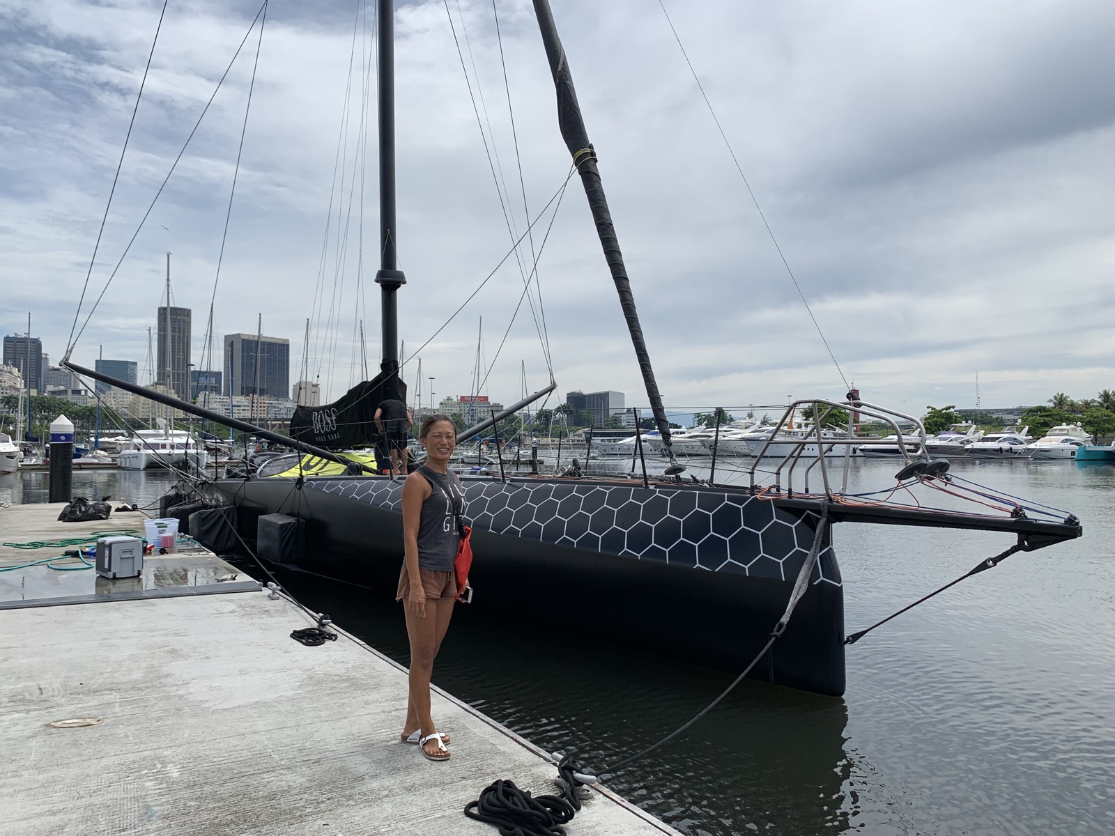 Yuka com a proa do Hugo Boss na Marina da Glória