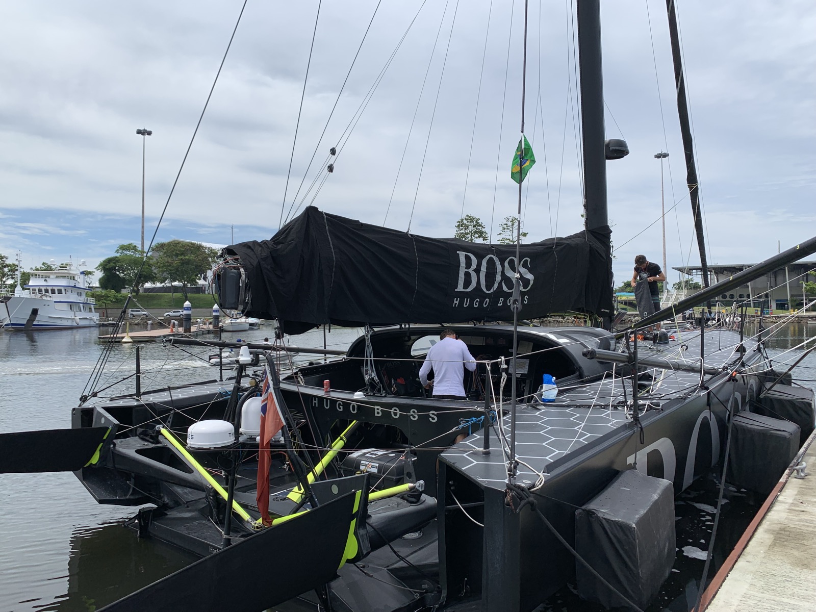 Popa do Hugo Boss com a inscrição BOSS e a bandeira brasileira