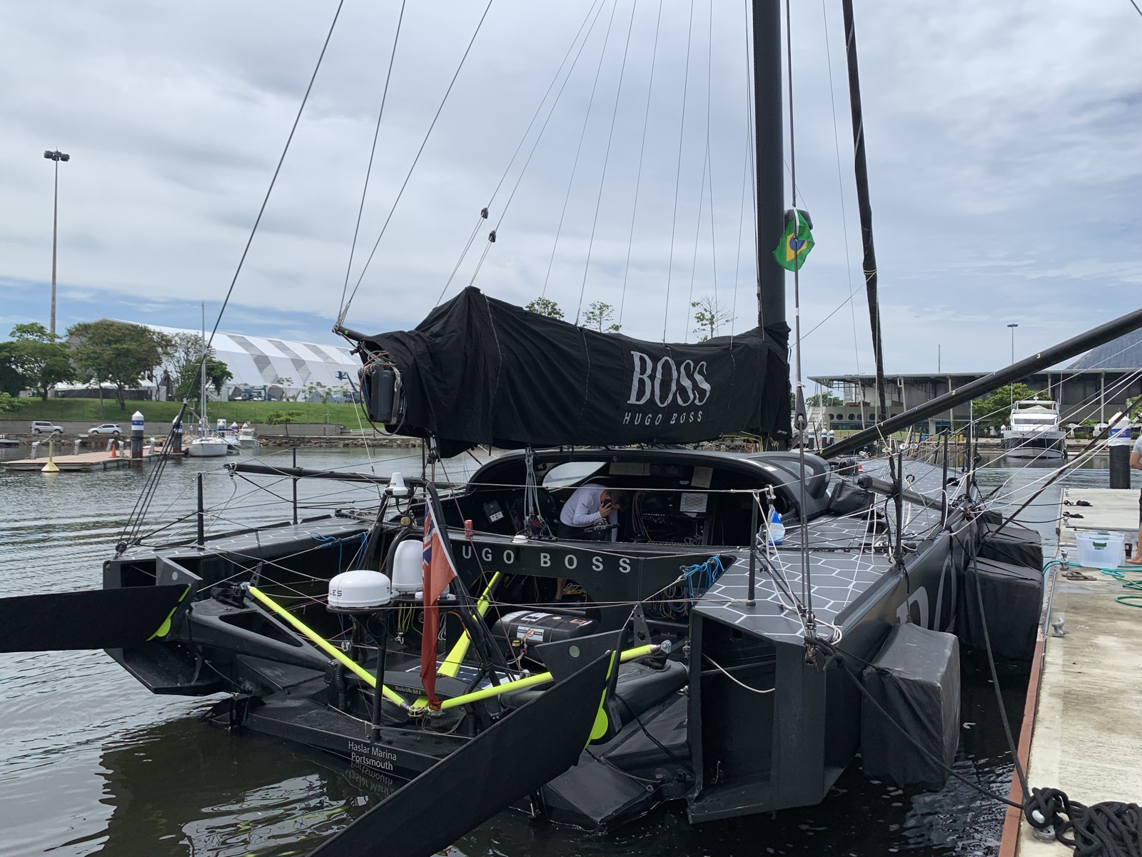 Bordo de estibordo do Hugo Boss mostrando os foils e a inscrição HUGO BOSS