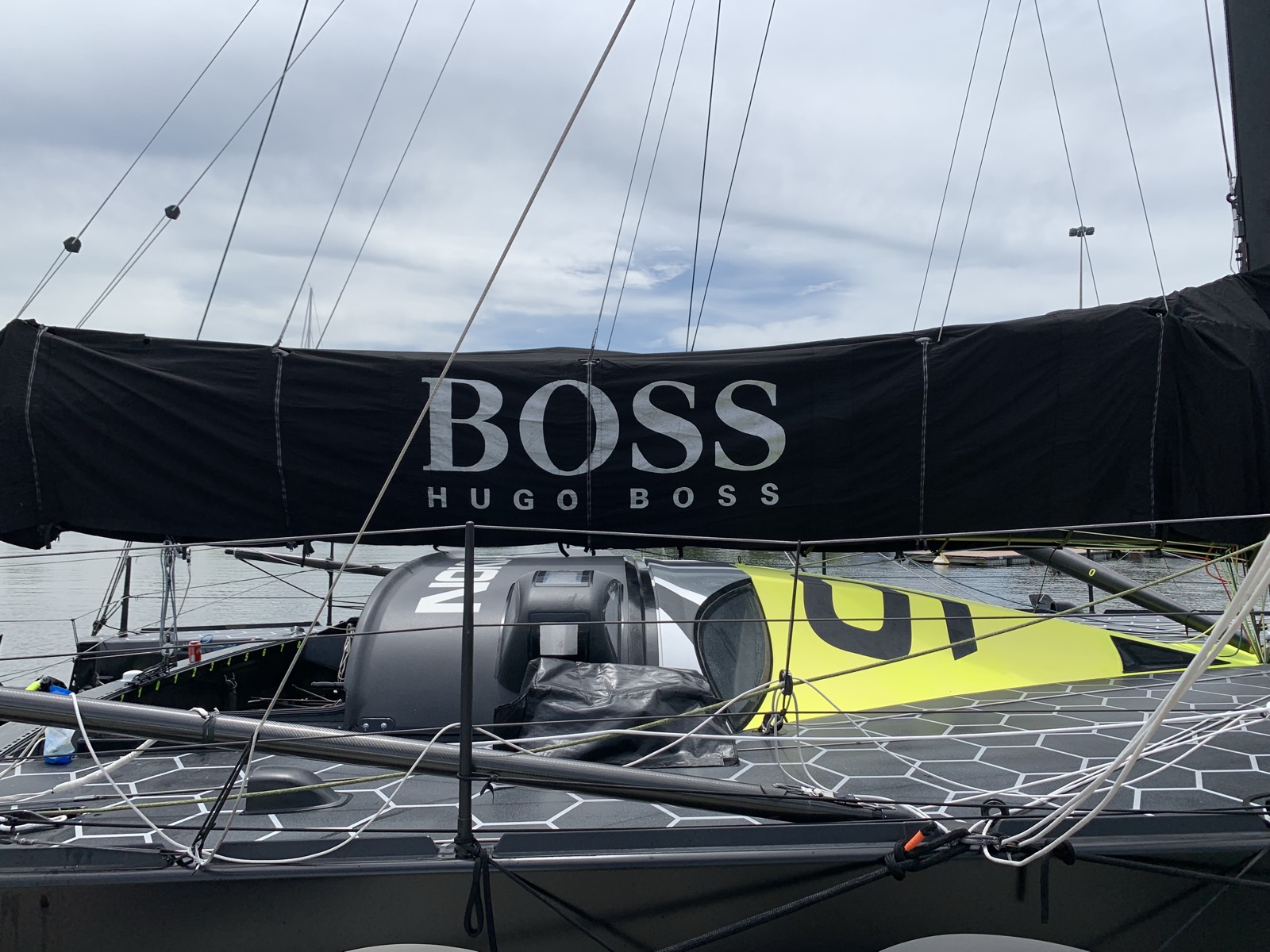 Inscrição BOSS HUGO BOSS na capa da lança