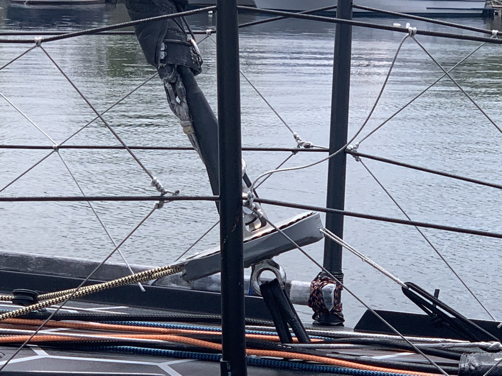 Detalhe da lança e da ferragem do mastro de carbono do Hugo Boss