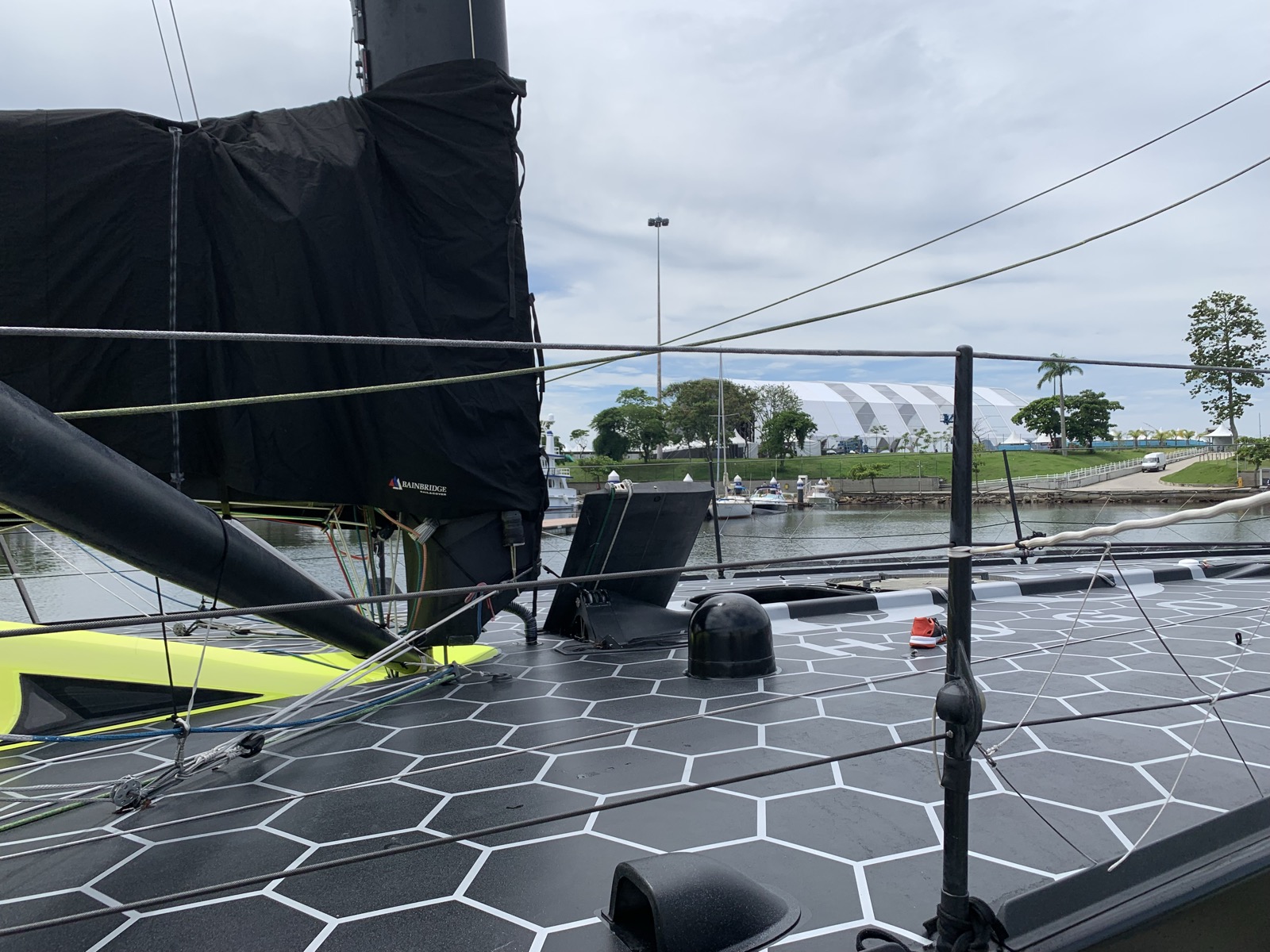Convés do Hugo Boss olhando para a popa em direção ao cockpit