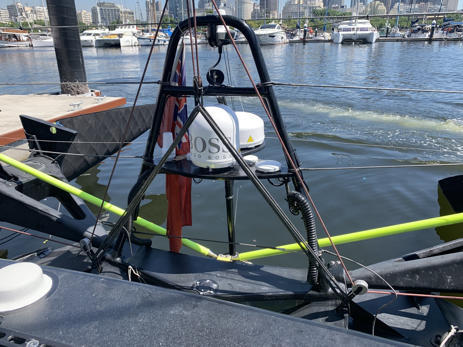 Seção de proa do Hugo Boss vista do cais mostrando o braço do foil e a cúpula de instrumentos