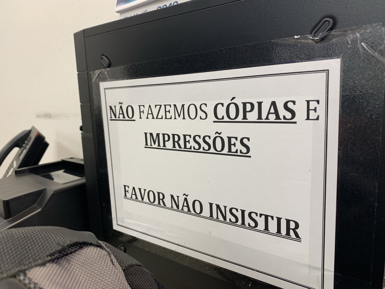 Placa no posto da alfândega brasileira com os dizeres NÃO FAZEMOS CÓPIAS E IMPRESSÕES FAVOR NÃO INSISTIR