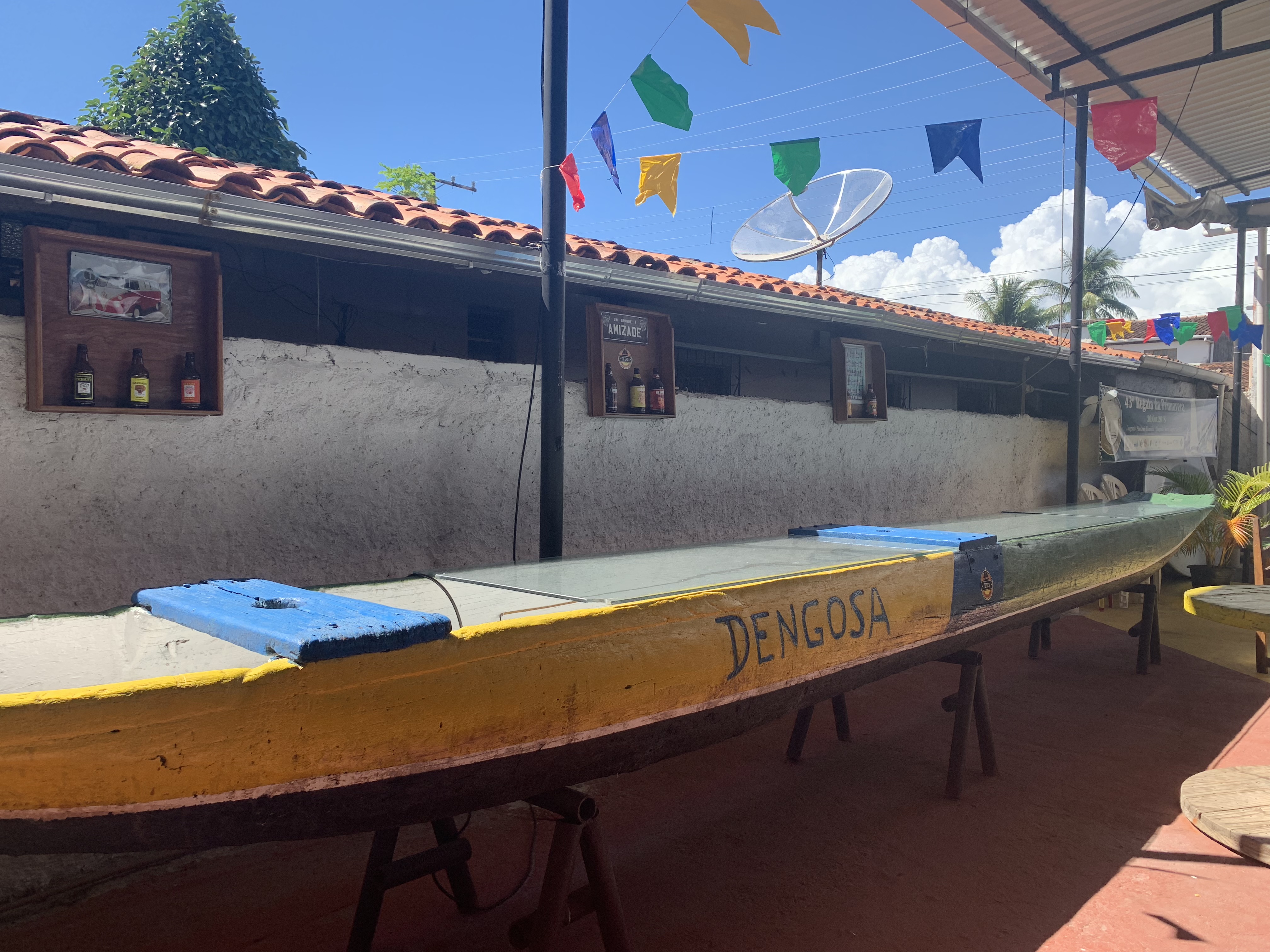 O barco de pesca aposentado Dengosa dentro do bar ED3, usado como mesa decorativa