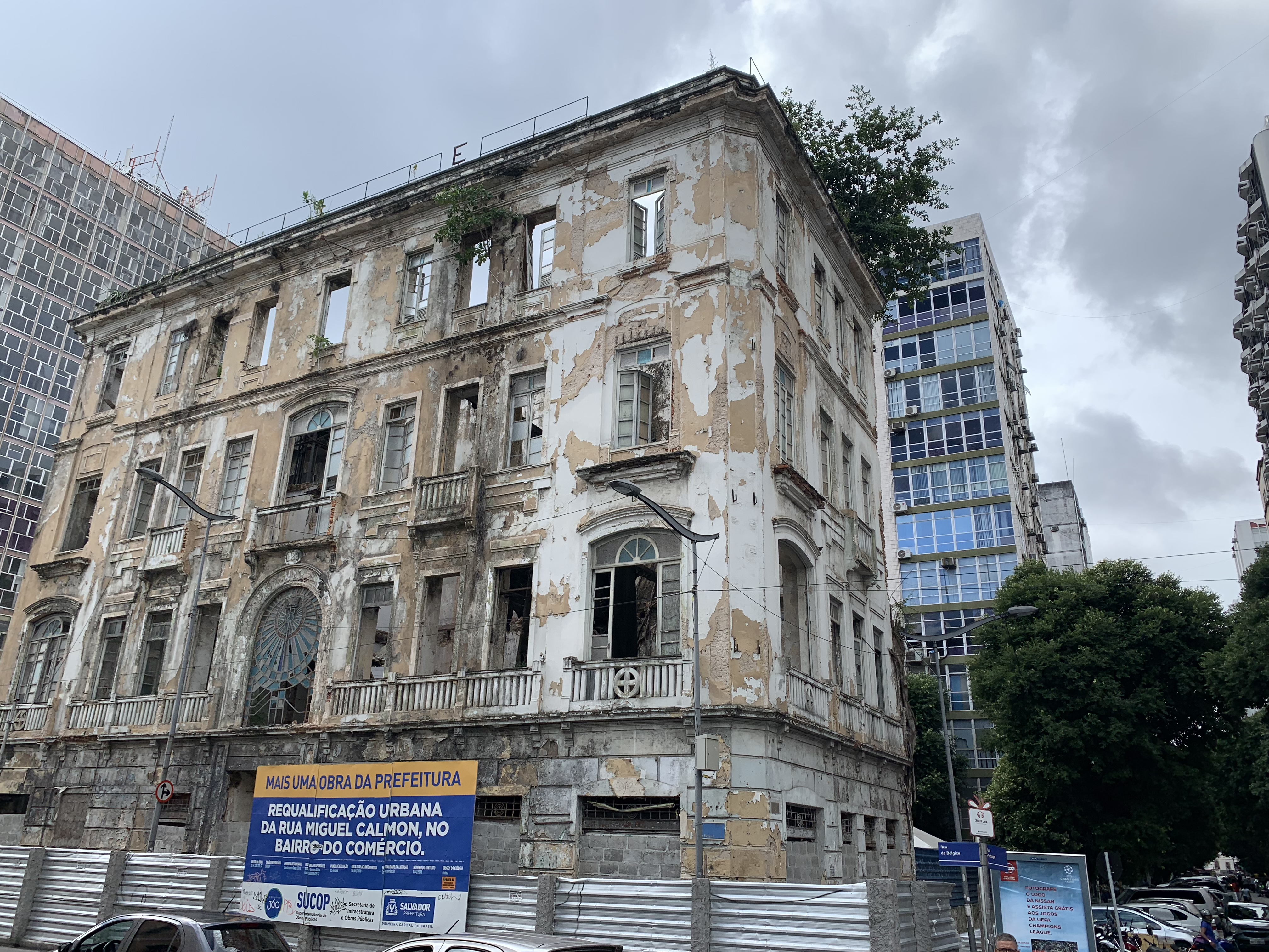 Abandoned colonial buildings on Rua Miguel Calmon