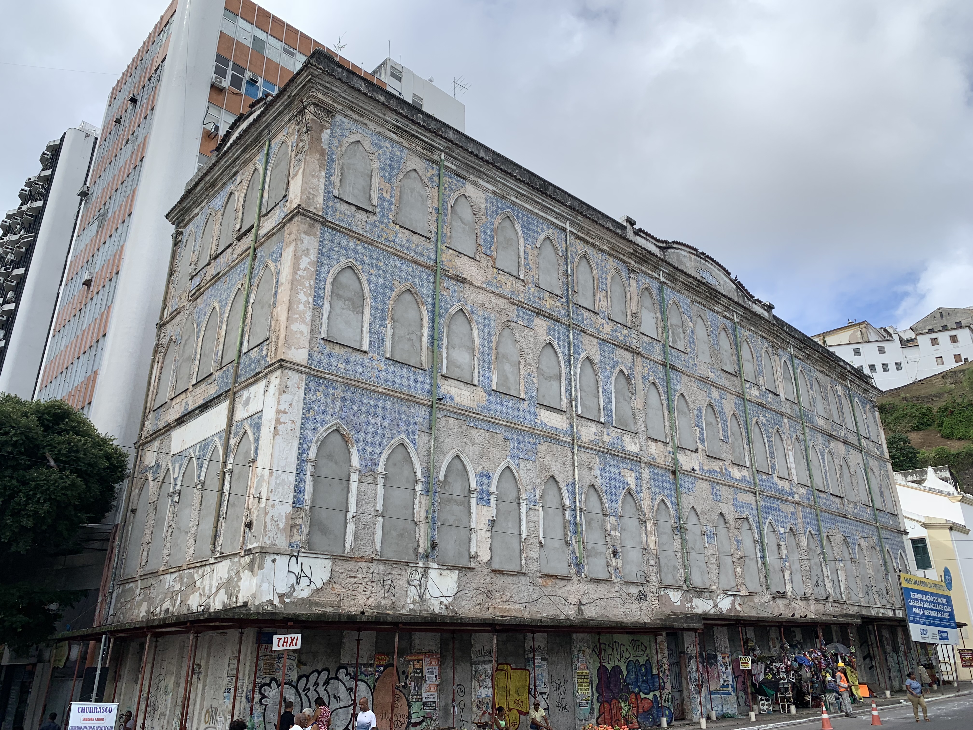 Abandoned colonial buildings on Rua Miguel Calmon closer view
