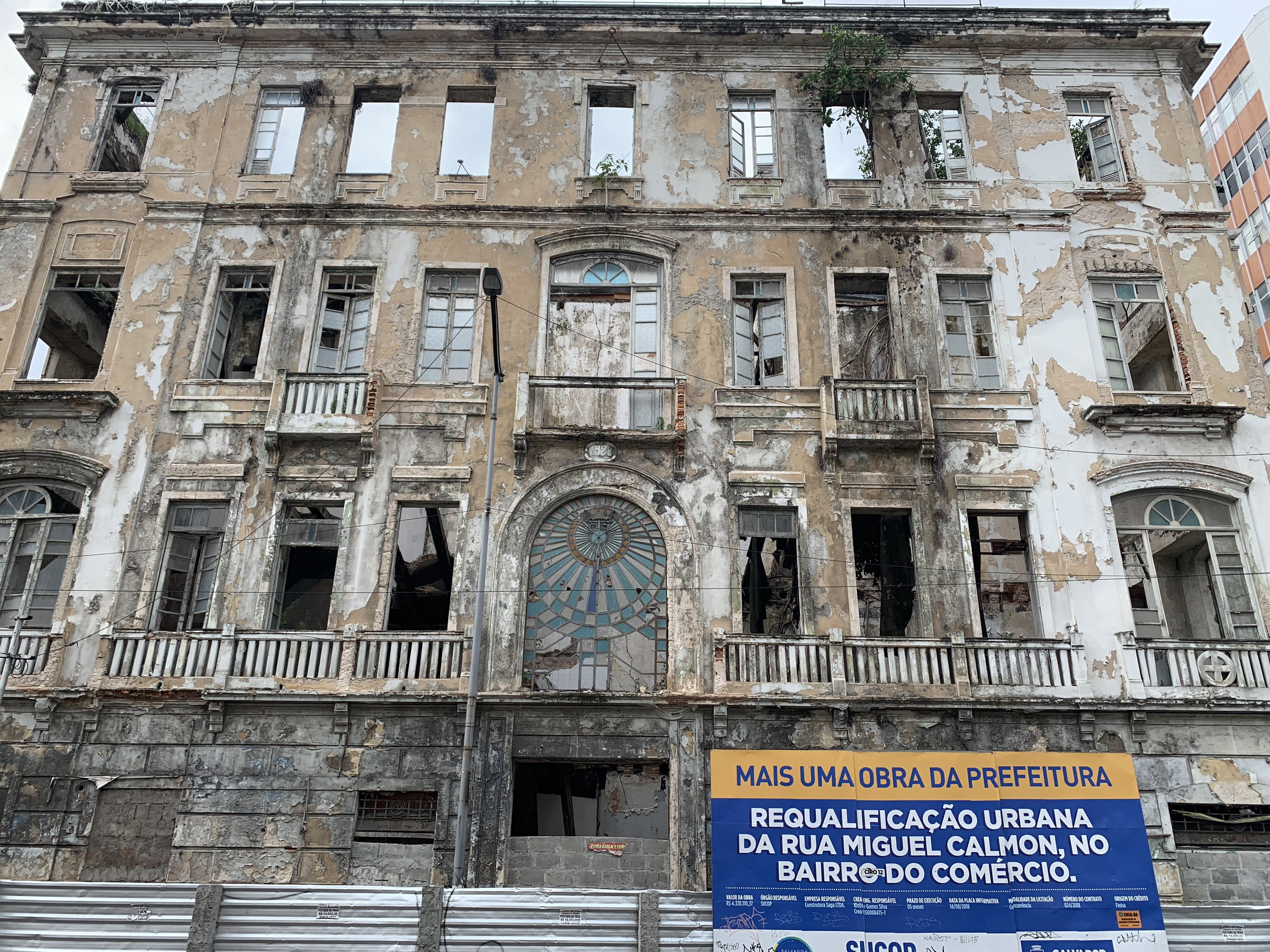 Detail of an abandoned ornate colonial facade in the Comércio district