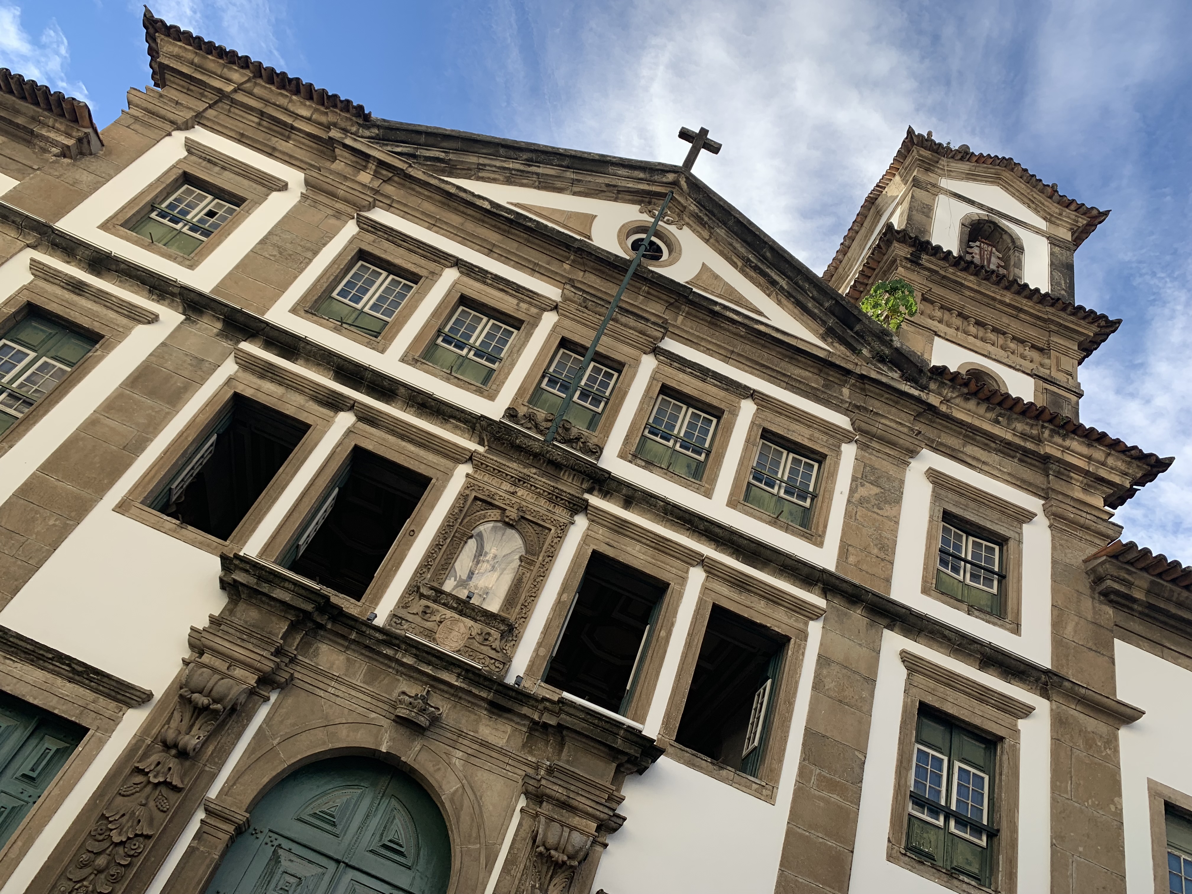 Igreja de São Pedro dos Clérigos — a stone baroque church