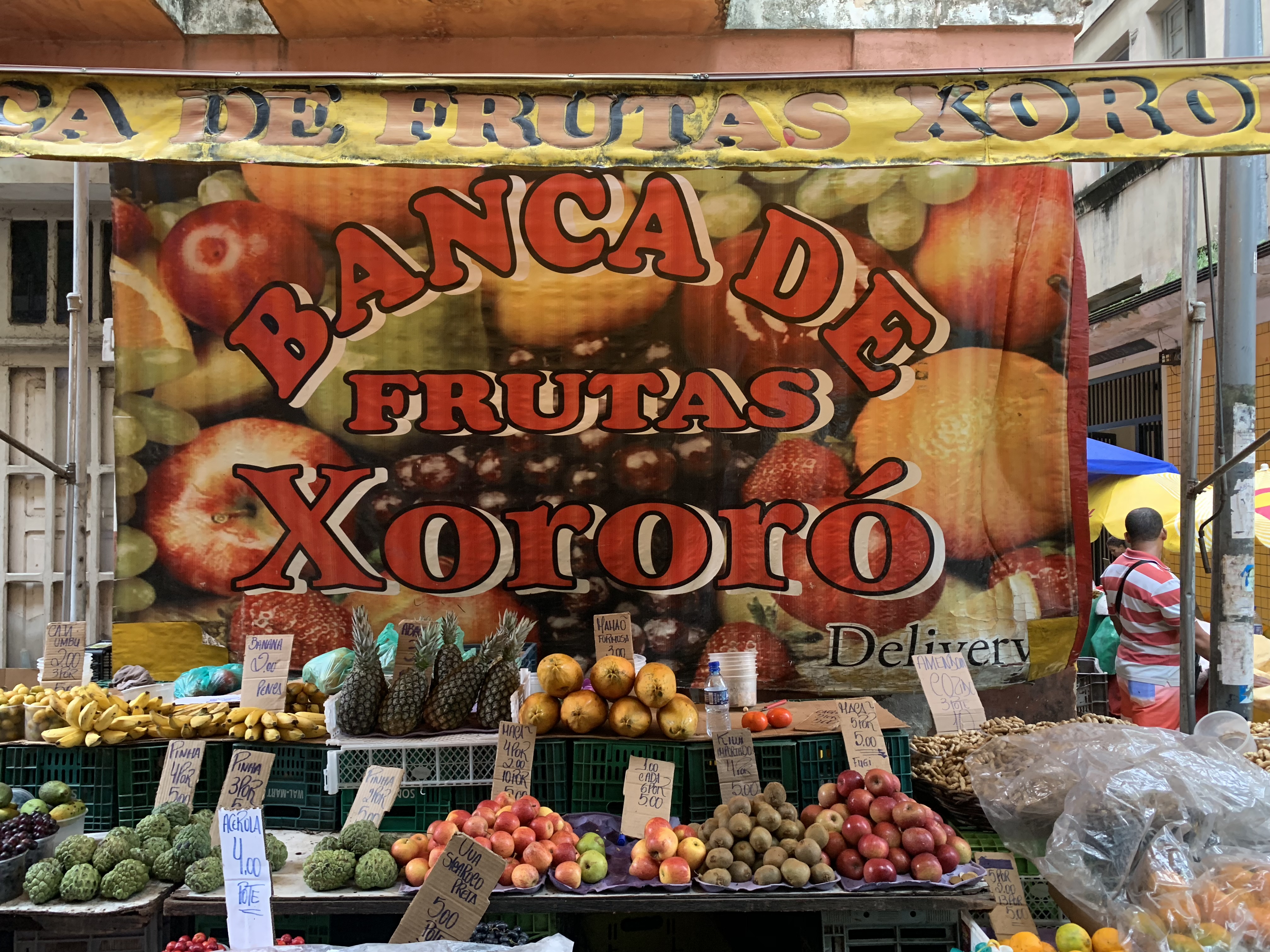 Banca de Frutas Xororó — a colorful tropical fruit market stall