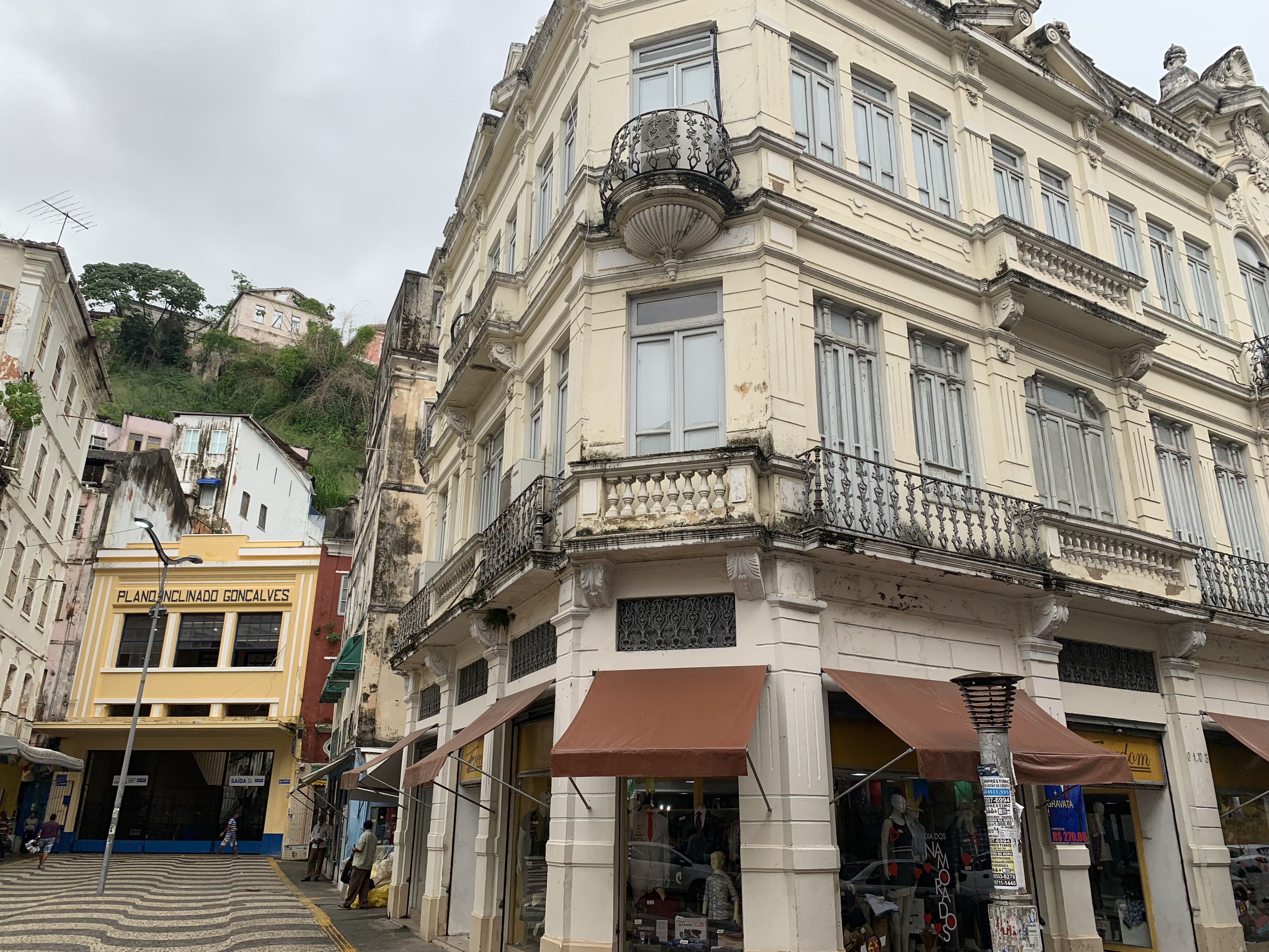 An ornate beaux-arts building with the Plano Inclinado Gonçalves funicular behind
