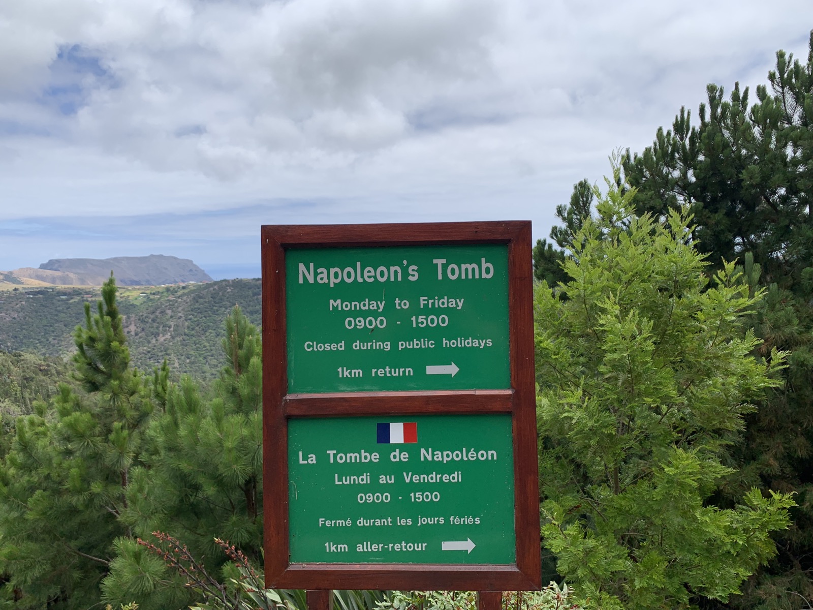 Napoleon's Tomb directional sign in English and French, with visiting hours