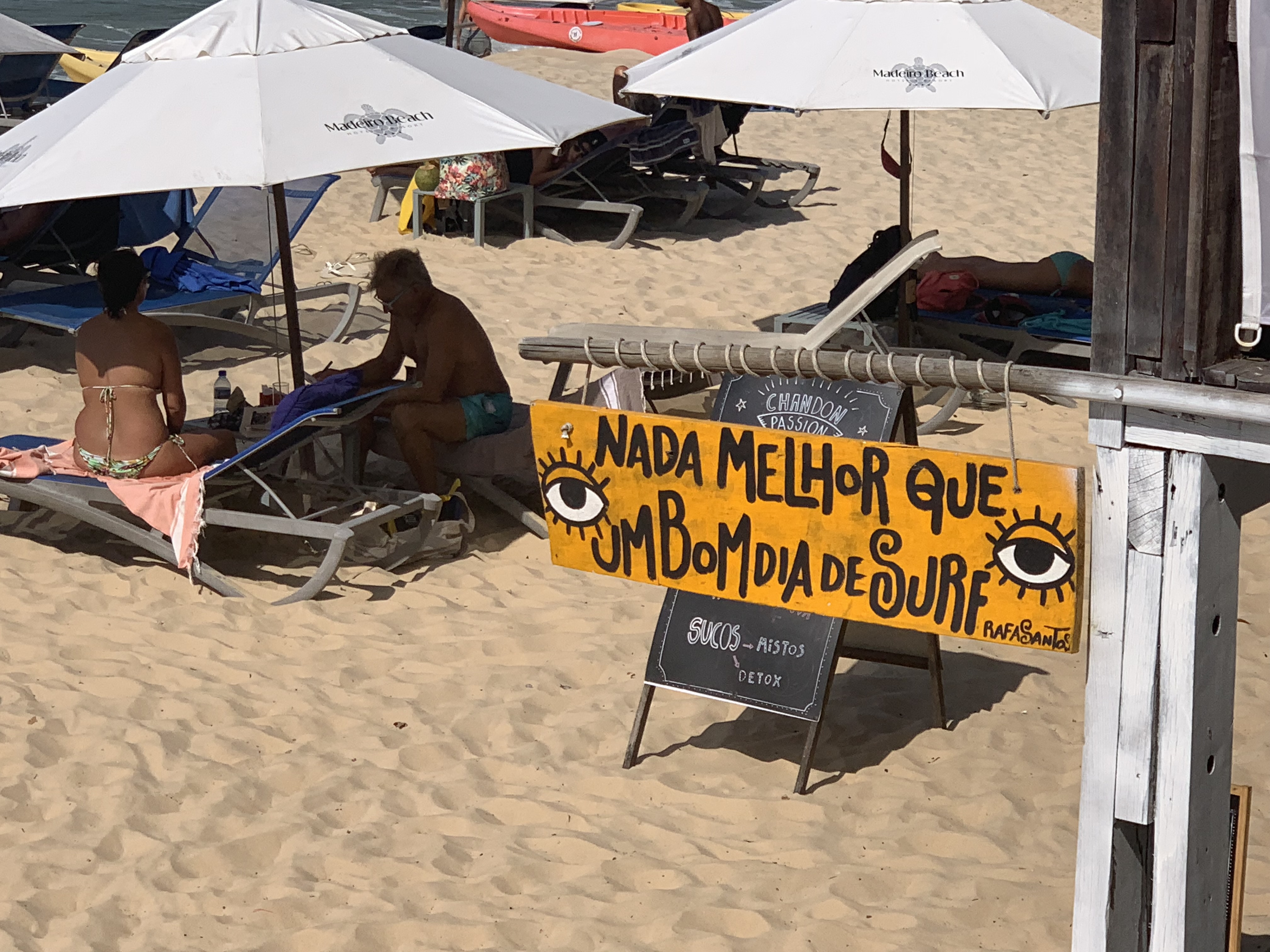 Uma placa de barraca de praia com os dizeres Nada Melhor Que Um Bom Dia de Surf — Nada melhor do que um bom dia de surf
